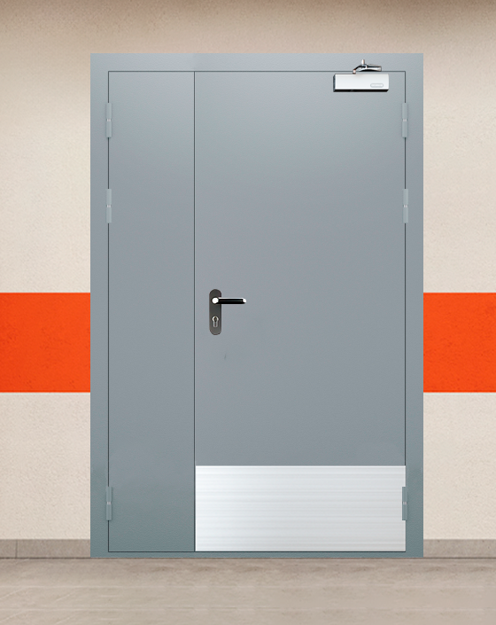 Противопожарная полуторная серая дверь EI 30 (3-го типа) с блестящей ручкой, широким отбойником