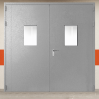 Ворота металлические двустворчатые серые с двумя окнами, блестящей ручкой