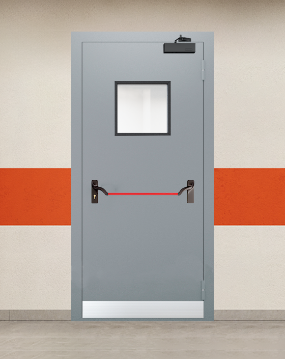 Противопожарная однопольная серая дверь EI 90 с ручкой антипаника, квадратным окном, узким отбойником