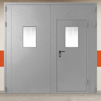 Ворота металлические двустворчатые серые с дверью и двумя окнами